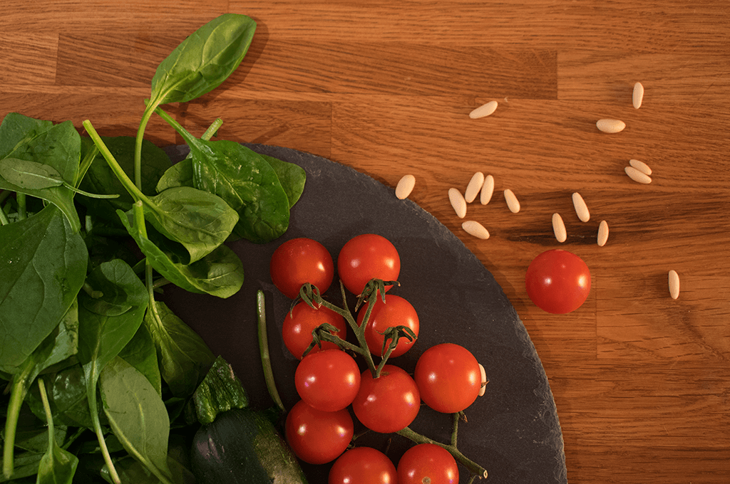 Frische Tomaten und knickfrischer Blattspinat