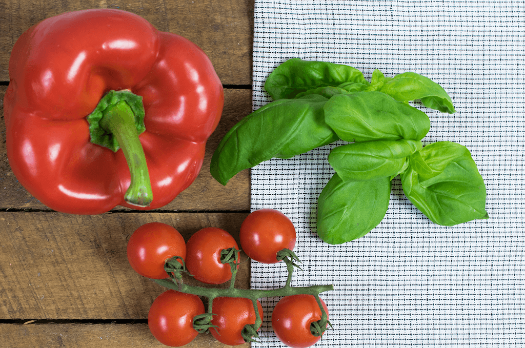 Frisches Gemüse: Paprika, Tomaten und Basilikum