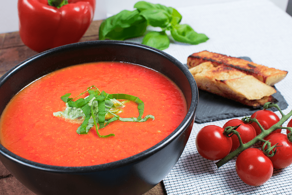 Röstpaprika Tomaten Suppe mit Basilikumnocke