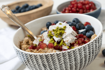 Quinoa-Porridge mit Blaubeeren, Granatapfel, Kokosflocken und Pistazien