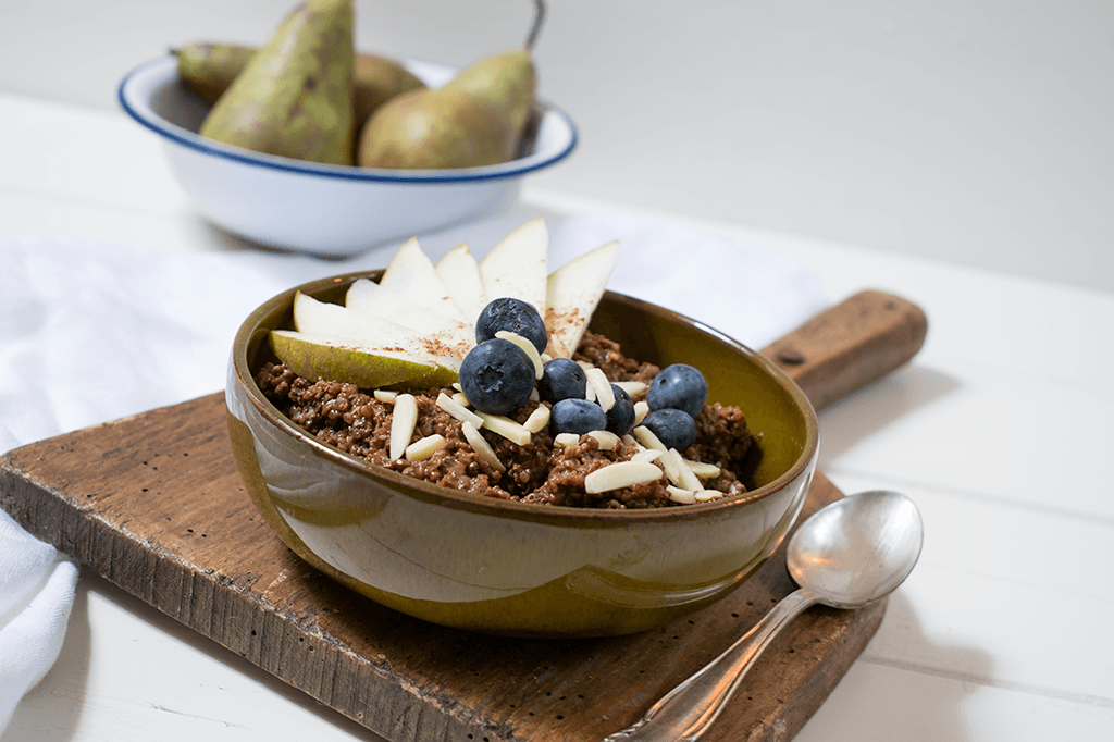 Quinoa-Porridge mit Kakao, Birne und Blaubeeren