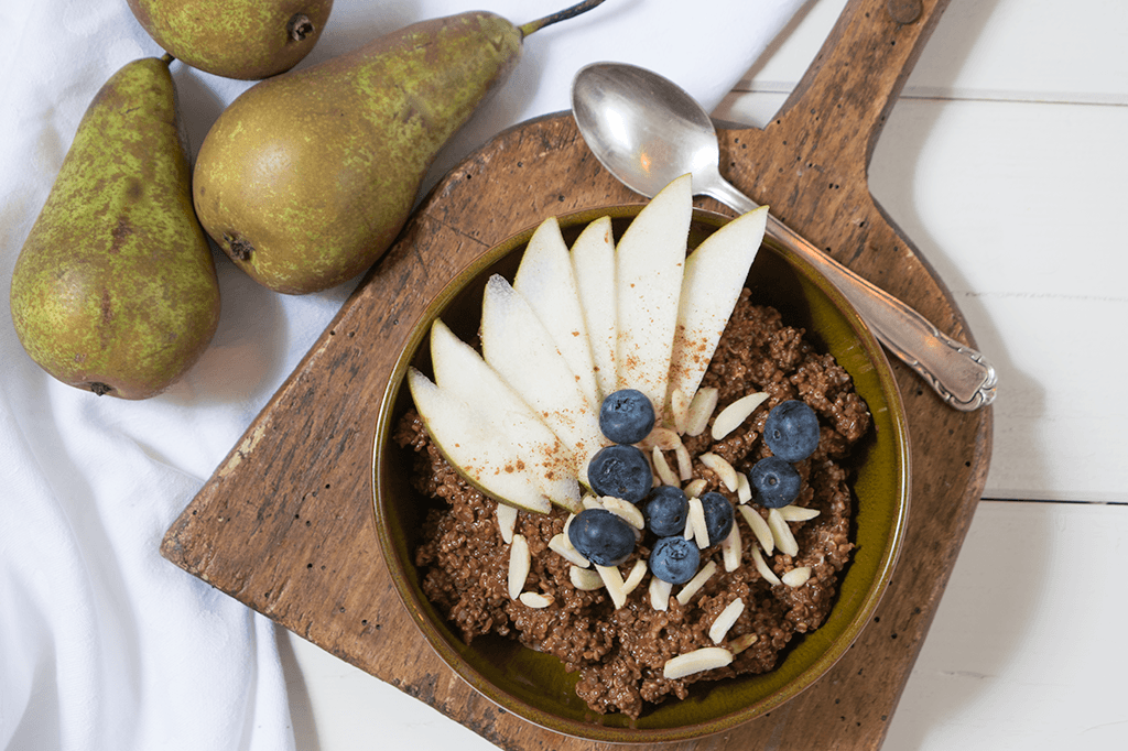 Quinoa-Porridge mit Kakao, Birne und Blaubeeren