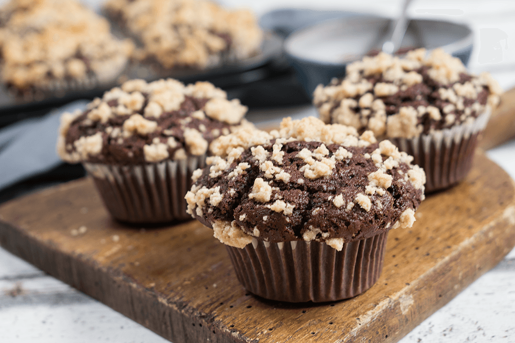 Vegane Schokoladen-Streusel-Muffins mit Marmelade