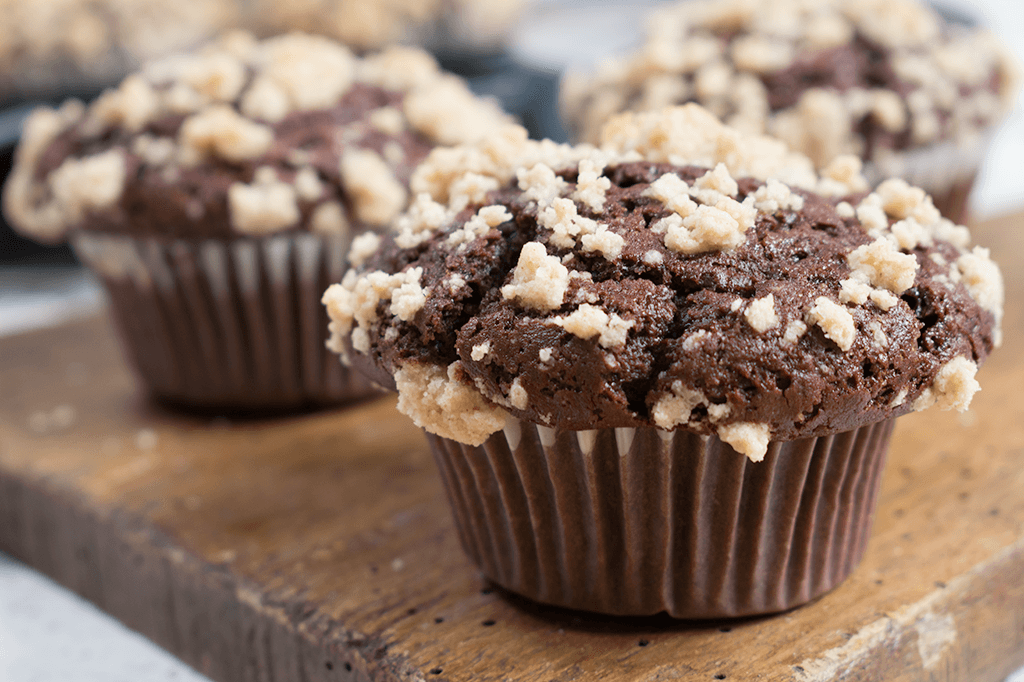 Vegane Schokoladen-Streusel-Muffins mit Marmelade
