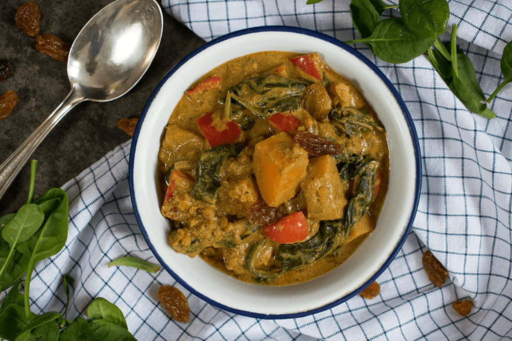 Kürbis-Linsen-Curry mit Rosinen und Blattspinat