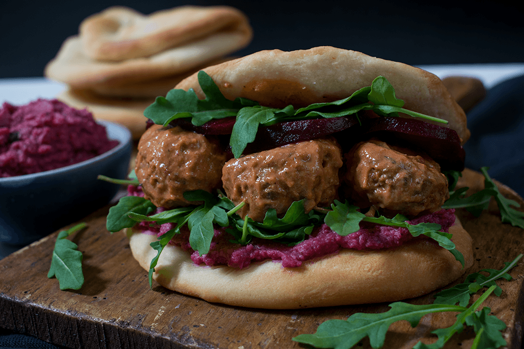 Naan Sandwich mit Rote Bete und veganen Tandoori-Bällchen