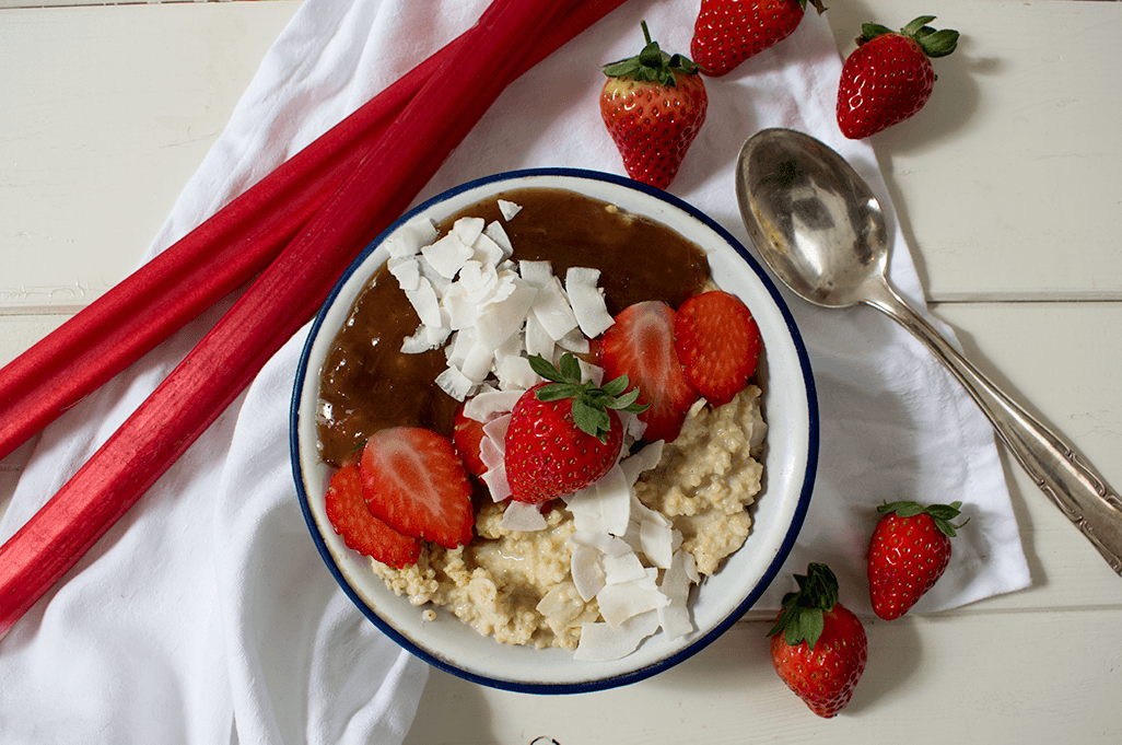 Veganer Hirse-Porridge mit Erdbeer-Rhabarber-Kompott. Mandelmilch Hirse Porridge